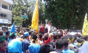 Foto: Masa aksi saat berorasi di depan Mapolda NTT