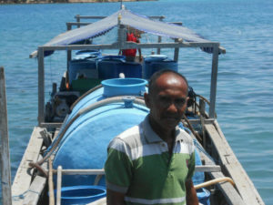 Foto: Ashari di atas kapal pengangkut air miliknya