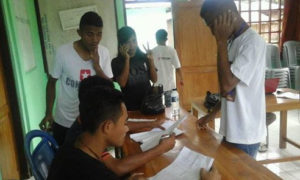 Foto: mahasiswa di kantor desa Koli Lanang