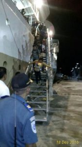 Foto: Penumpang saat turun dari kapal Leuser di pelabuhan Labuan Bajo