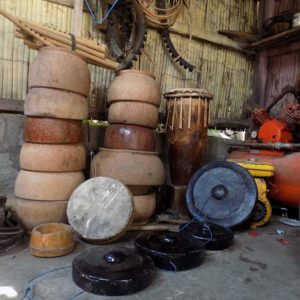 Foto: Beberapa jenis alat musik tradisional berupa gong dan gendang hasil karya tangan Yakobus Mbotu