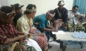 Foto: Masyarakat adat Pabubu berpakaian adat saat beraudiens dengan komisi V DPR Provinsi NTT
