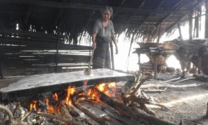 Foto: Salah satu pemasak garam, Ibu Anastasia Puken sedang memasak garam di "kuwu" atau pondok masak garam keluarganya