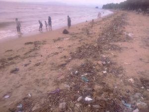 Foto: pemandangan sampah di pantai oesapa