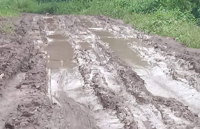 Dilalui Kendaraan Bermuatan Material,  Ruas Jalan di Desa Rana Kolong Rusak Parah