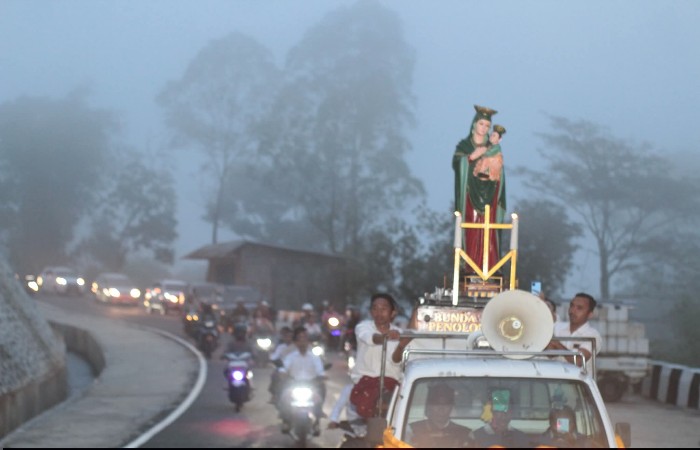 Prosesi Patung Bunda Maria Penolong Abadi Jadi Ikon Ziarah Umat Paroki Karot