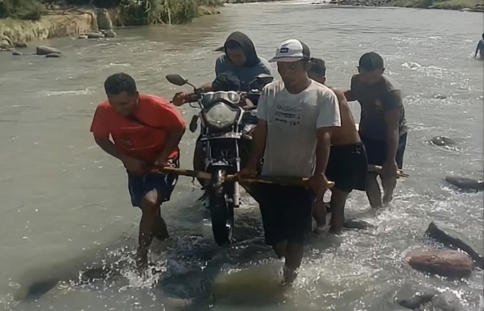 Warga Rana Mese Titip Harapan Jembatan Permanen di Wae Musur kepada DPRD Matim