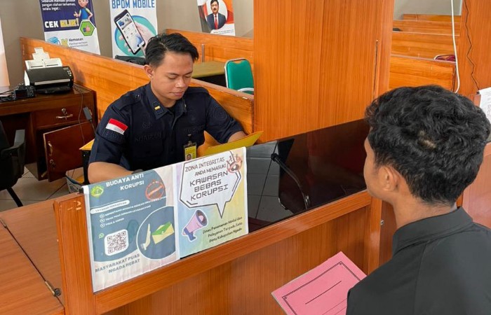 Jempolan Bajo Layani Pemohon di MPP Bajawa, Dekatkan Pelayanan Imigrasi