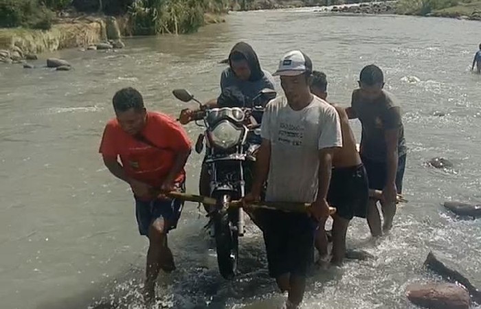 Hampir Sebulan Jebol, Crosway Wae Musur Hilir Belum Ditangani Pemkab Manggarai Timur