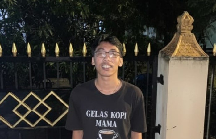 Membongkar Mitos ‘Indonesia Barat Sibuk Demo, Indonesia Timur Sibuk Pesta Bola