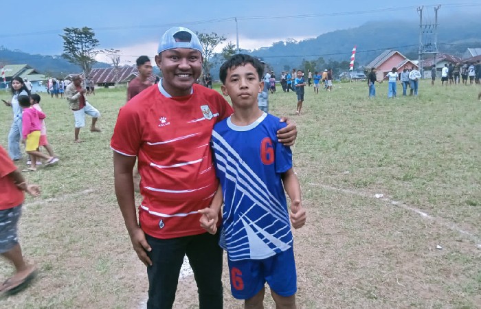 Spesialis Tendang Bebas Jeims Moa Antar Desa Pinggang FC Raih Podium Dua di Turnamen U15 Kecamatan Cibal