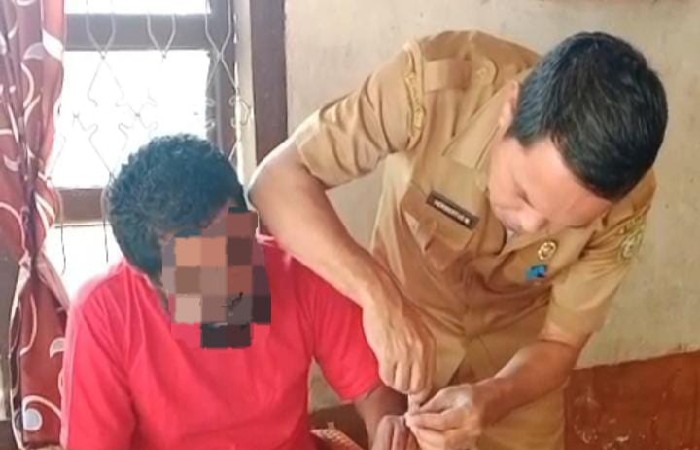 Camat Welak Kunjungi Tiga ODGJ di Desa Wewa, Sebut Penanganan ODGJ Jadi Prioritas