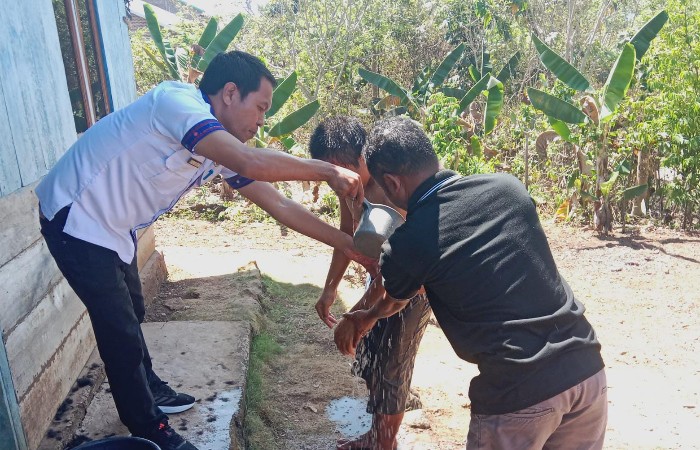 Camat Welak Rutin Datangi Pasien ODGJ, Mandi Bersama hingga Berbagi Cerita
