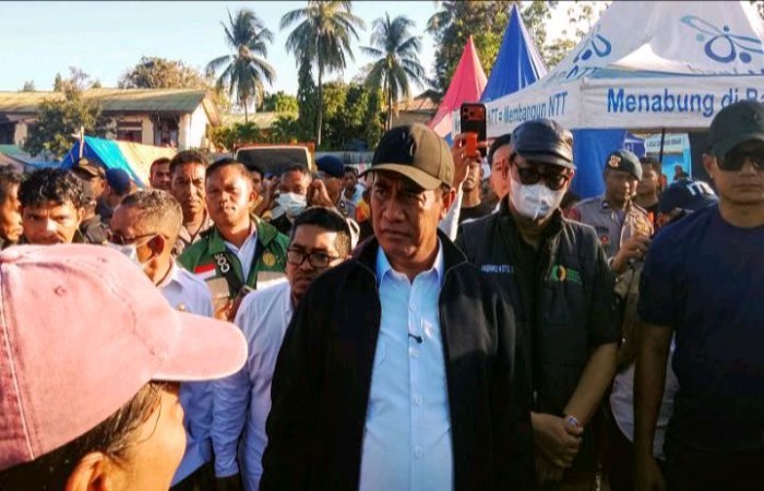 Menteri Pertanian Salurkan 8 Truk Beras untuk Pengungsi Gempa di Reok