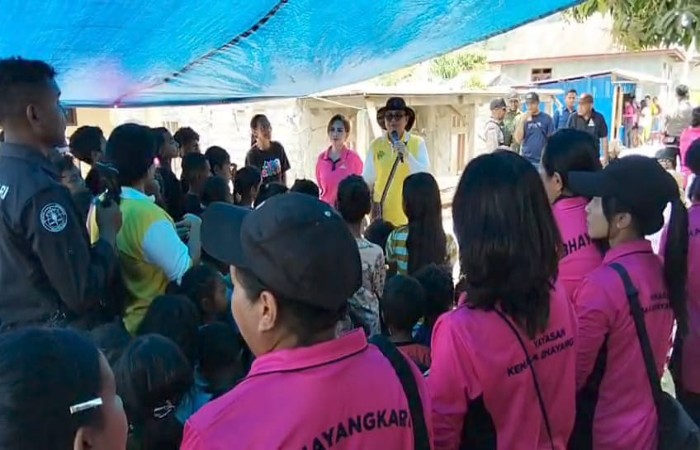 Istri Wagub NTT Pantau Rumah Warga Terdampak Gempa di Manggarai